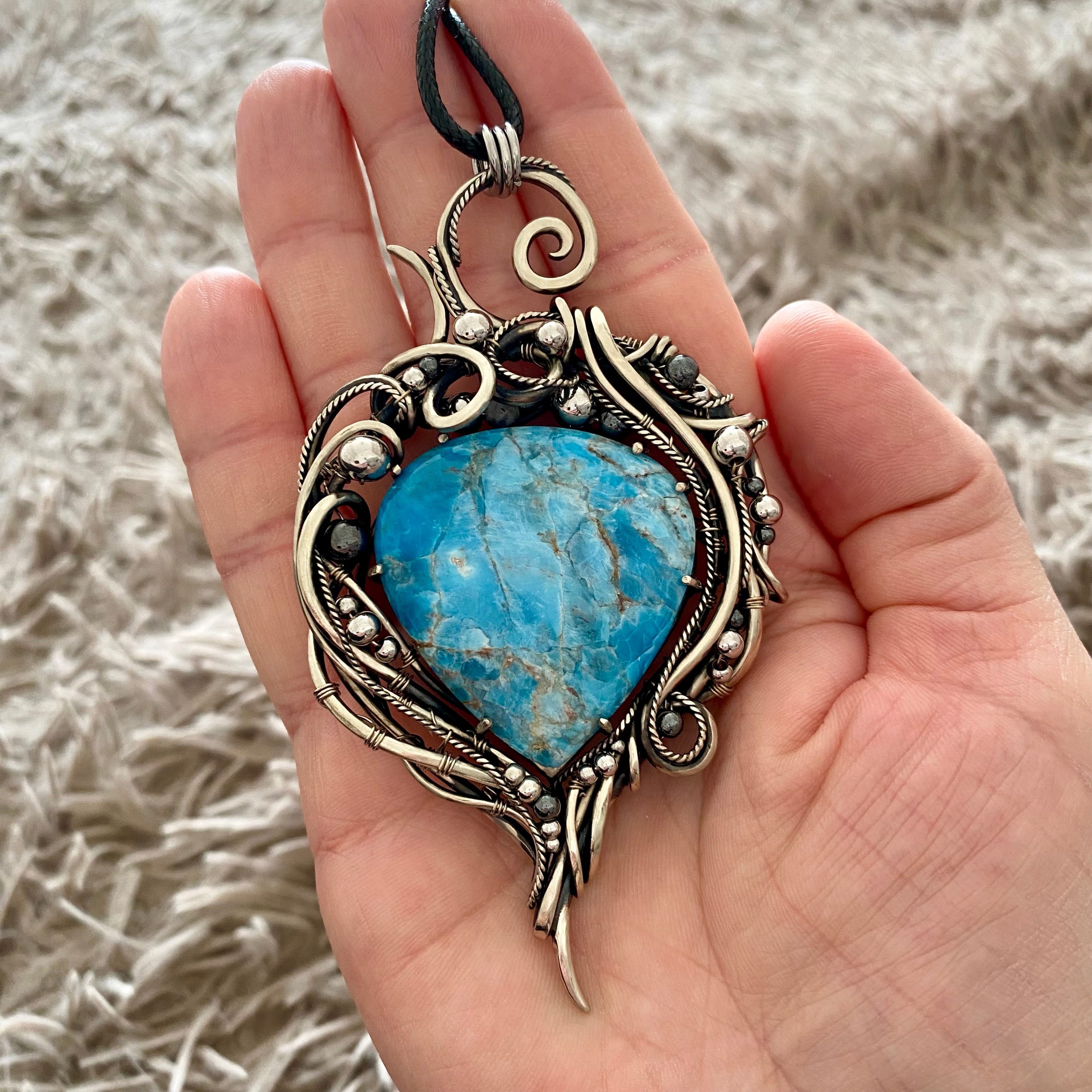 Mountain Heart — Apatite Pendant - Image 2
